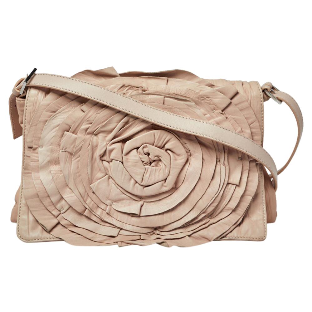 Valentino - Sac de messager pétales en cuir froissé beige