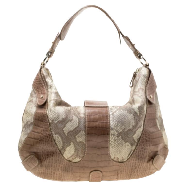 Soyez à la pointe de la mode parmi vos amies avec ce sac classique pour un usage quotidien. Il est méticuleusement fabriqué à partir d'une combinaison de cuir gaufré et de toile imprimée python, ce qui lui confère une finition audacieuse. Ce sac