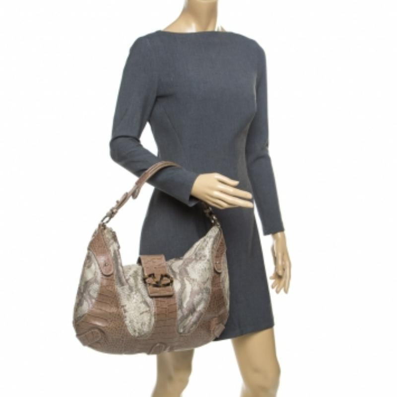 Beige Valentino - Sac Hobo en cuir embossé croco et toile imprimée python beige en vente