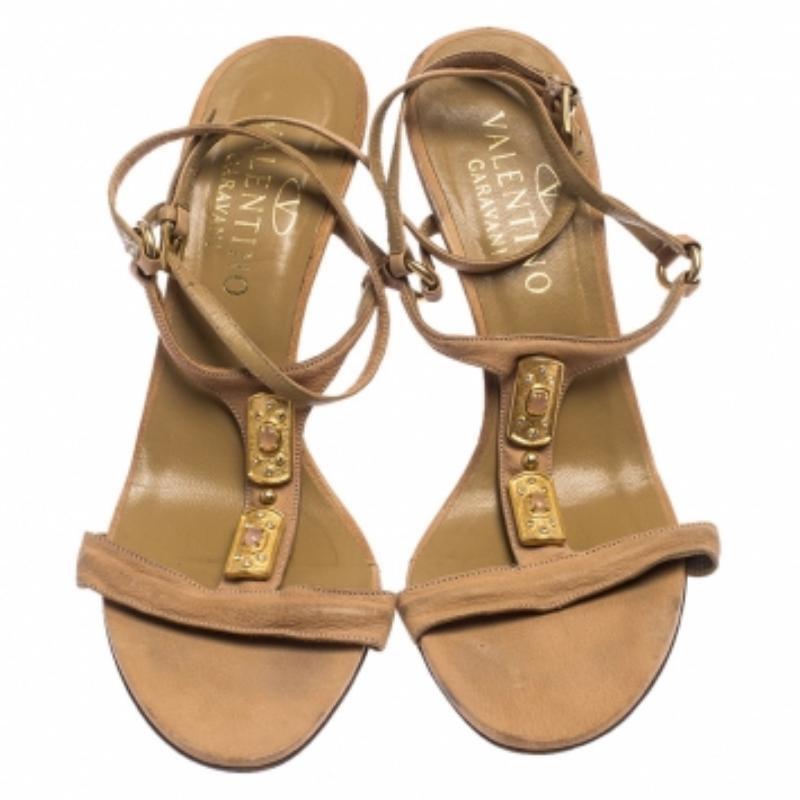Valentino Beige Crystal Embellished Leather T Strap Sandals Size 38 en Bueno estado para la venta en Dubai, Al Qouz 2