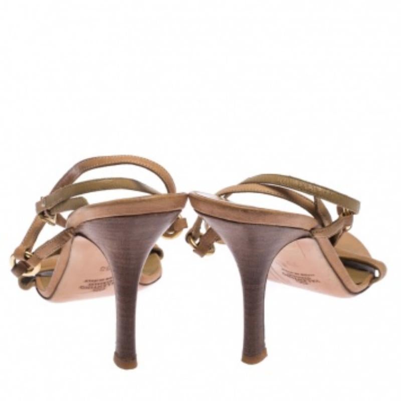 De las mujeres Valentino Beige Crystal Embellished Leather T Strap Sandals Size 38 en venta