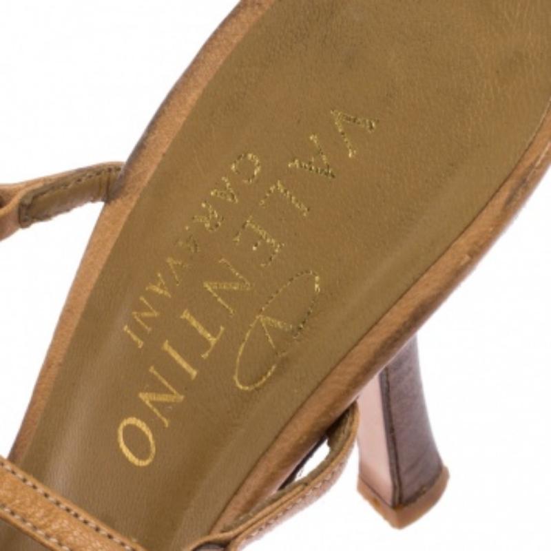 Valentino Beige Crystal Embellished Leather T Strap Sandals Size 38 en venta 2
