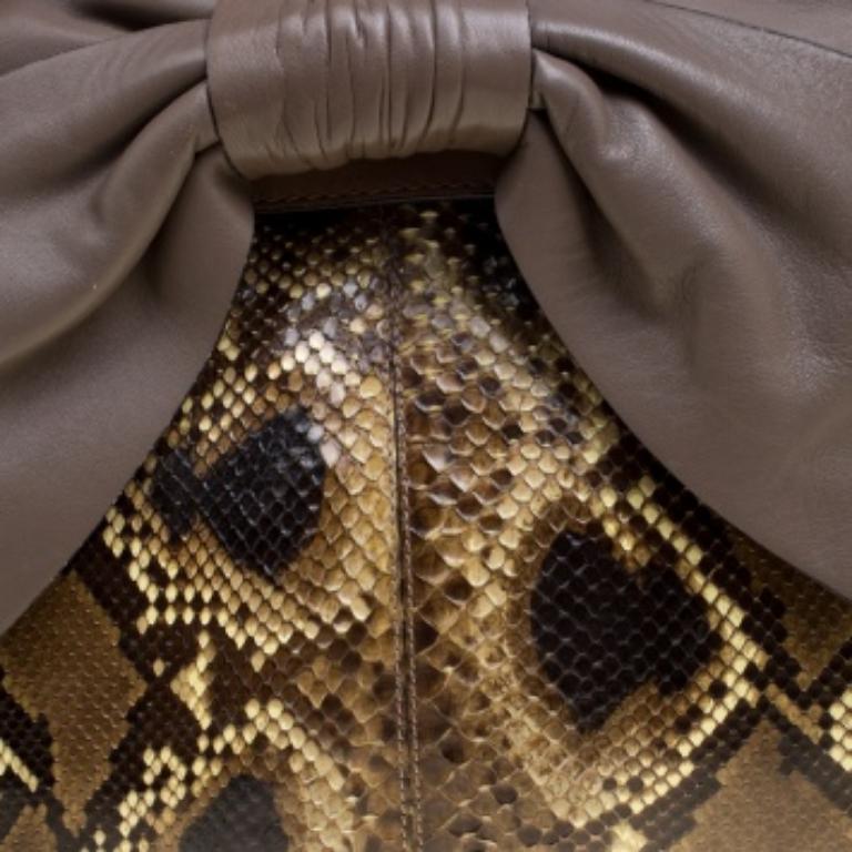 Stand out at those day parties or just make a statement with your everyday looks carrying this Valentino Aphrodite bag. Crafted in exotic beige skin and leather, this beautiful bag is sure to catch your attention with the very large and feminine bow
