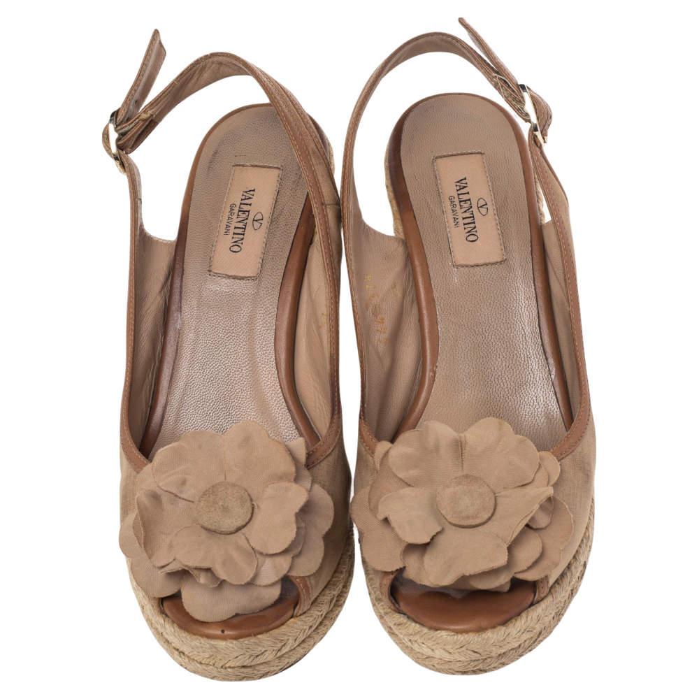 Valentino Beige Fabric And Leather Flower Wedge Slingback Sandals Size 37.5 In Fair Condition In Dubai, Al Qouz 2