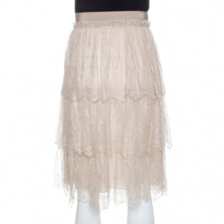 Valentino ha diseñado esta falda hasta la rodilla con tul floral. La falda es de estilo escalonado y presenta un bonito color beige. Fácil y cómodo de llevar, quedará genial tanto con tacones como con sandalias planas.