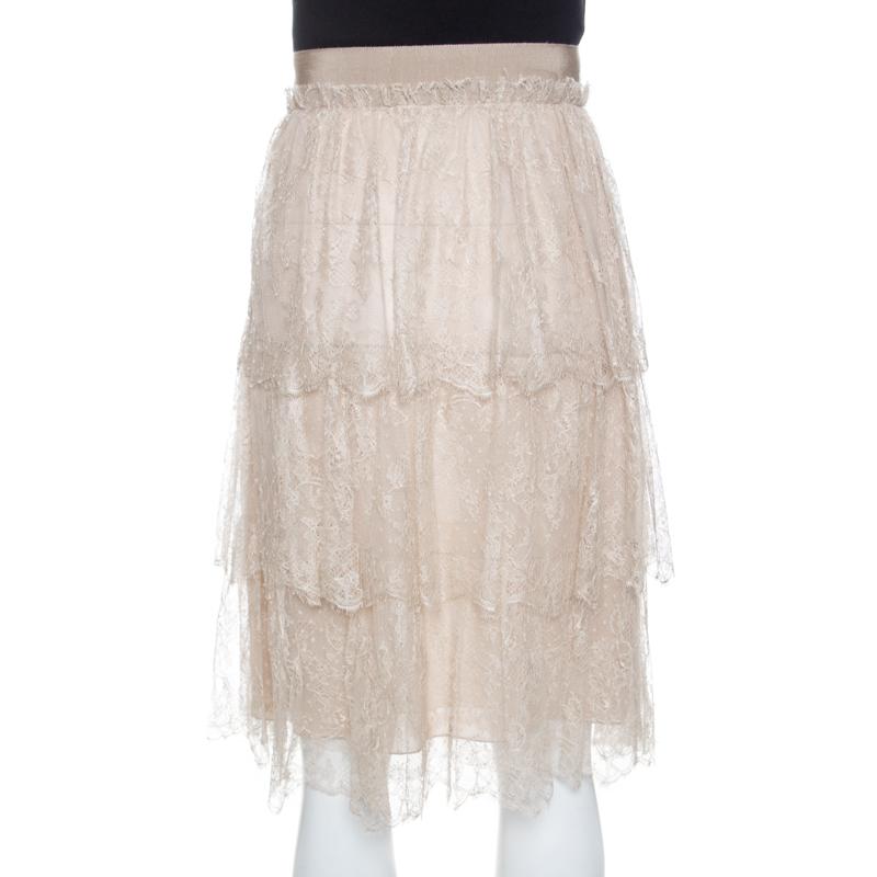 Valentino has designed this skirt to a knee-length using floral tulle. The skirt comes in a tiered style and features a pretty beige. Easy and comfortable to wear, it will look great with both heels or flat sandals.

