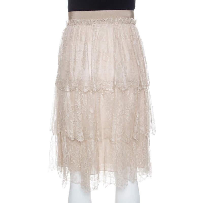 Valentino has designed this skirt to a knee-length using floral tulle. The skirt comes in a tiered style and features a pretty beige. Easy and comfortable to wear, it will look great with both heels or flat sandals.

