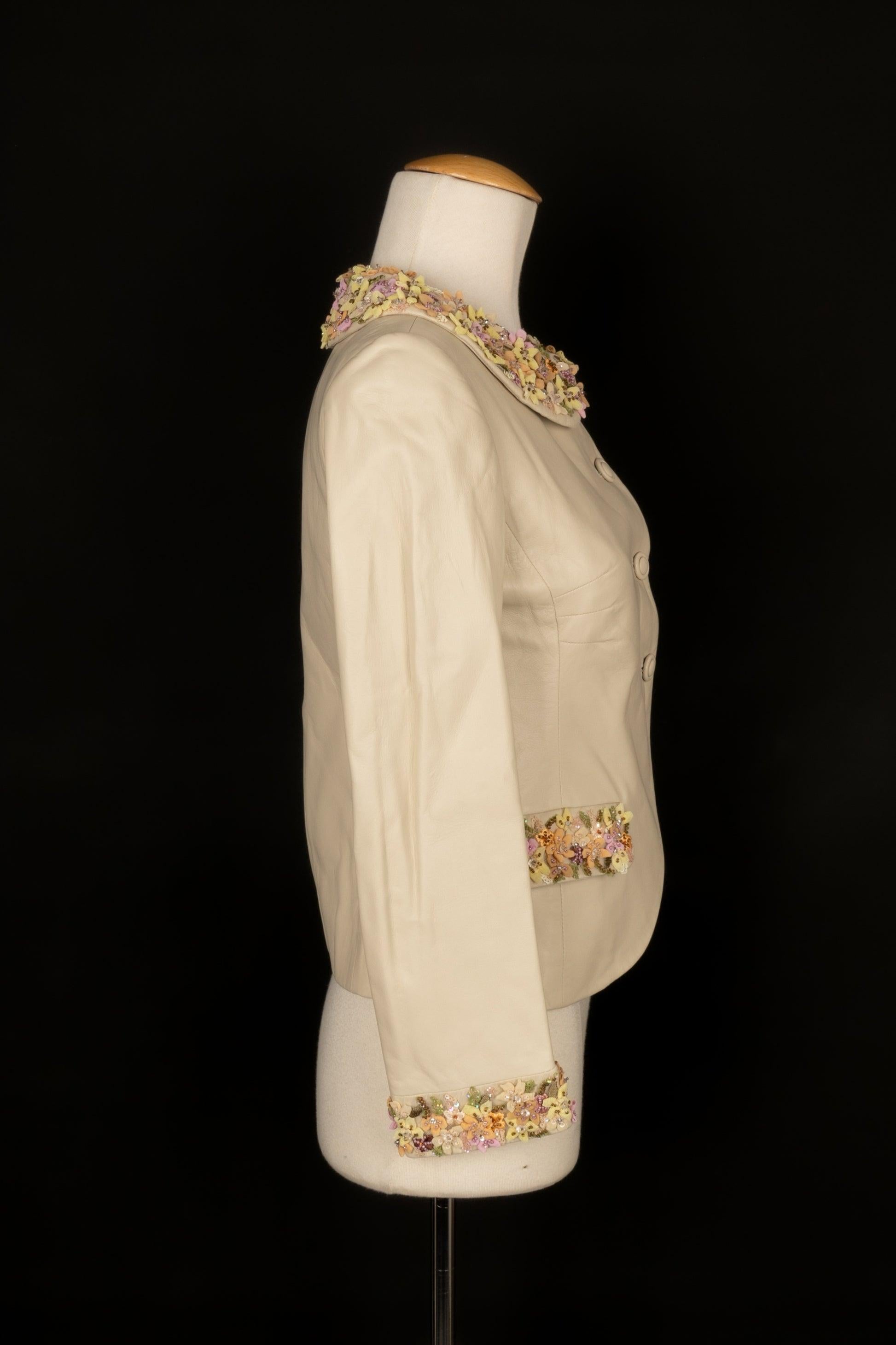 VALENTINO - (Made in Italy) Beige lamb leather jacket embroidered with multicolored flowers and pearls. Size 4US indicated, it fits a 36FR.

Additional information:
Condition: Very good condition
Dimensions: Shoulder width: 37 cm - Chest: 43 cm -