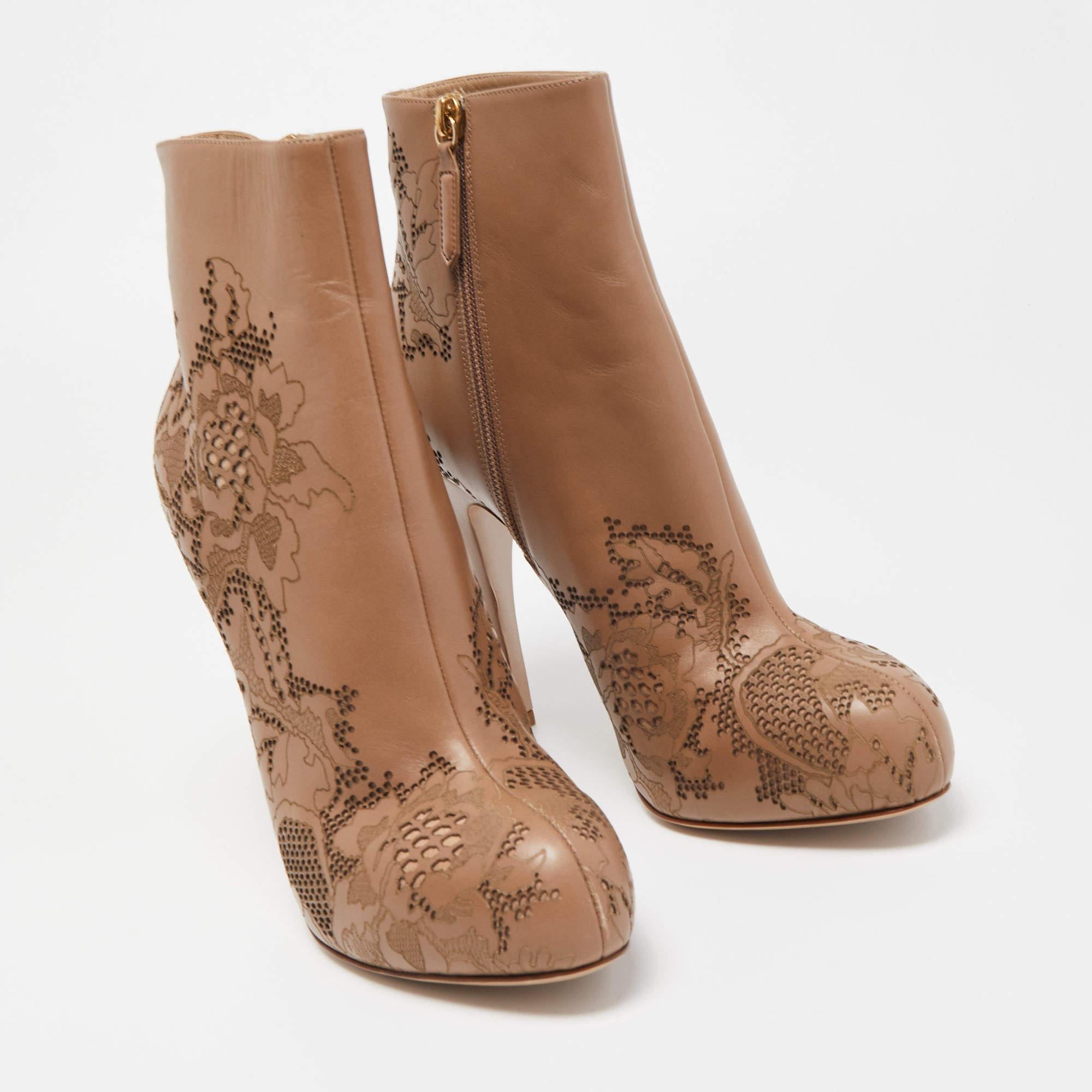 Valentino - Bottines à plateforme en cuir beige à découpe laser Pour femmes en vente