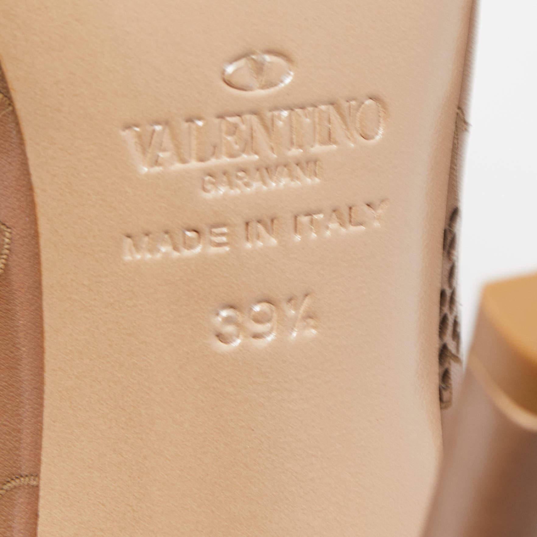 Valentino - Bottines à plateforme en cuir beige à découpe laser en vente 1