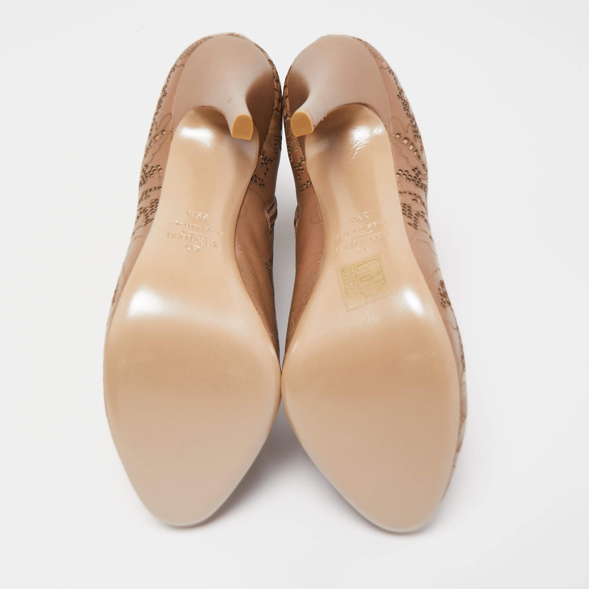 Valentino - Bottines à plateforme en cuir beige à découpe laser en vente 2