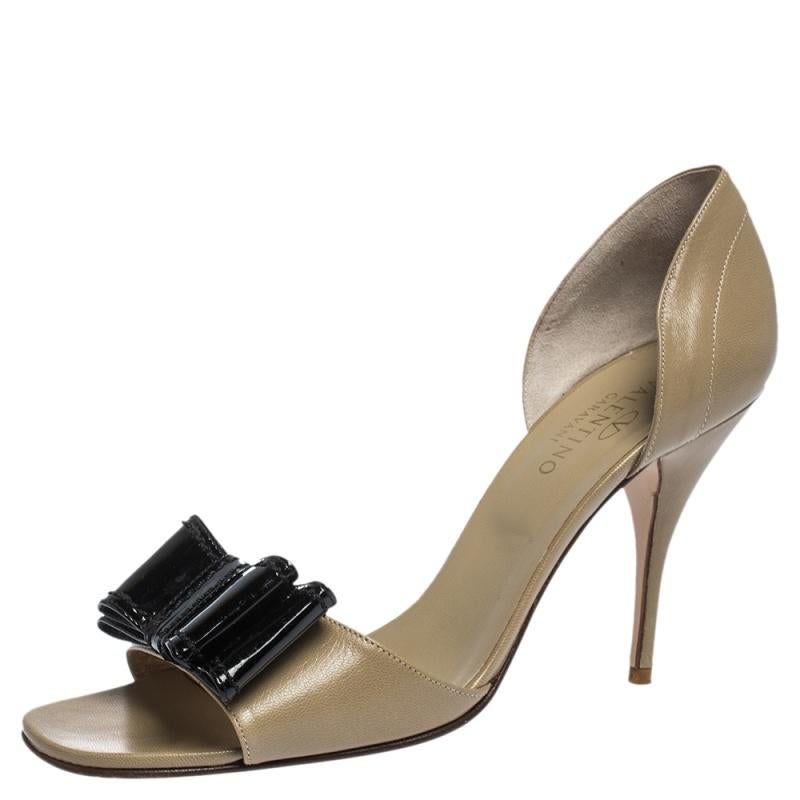 Designed by Valentino, this pair of pumps is shaped out of leather and is truly feminine. Make an audacious style statement while flaunting this pair of beige d'orsay pumps while heading to your next event. They are lined with leather and are