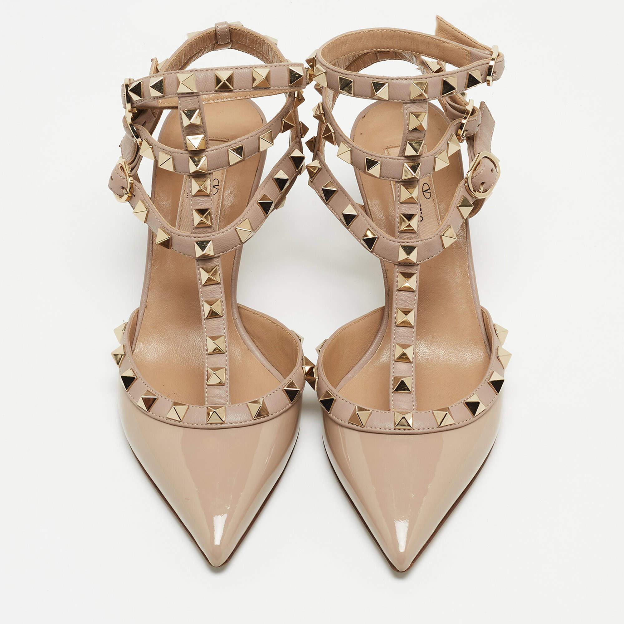 The elegantly placed Rockstuds on the outline of this pair of Valentino pumps makes it captivating. Crafted from leather, it is perfectly raised on 11cm heels and cut into a pointed-toe silhouette.

