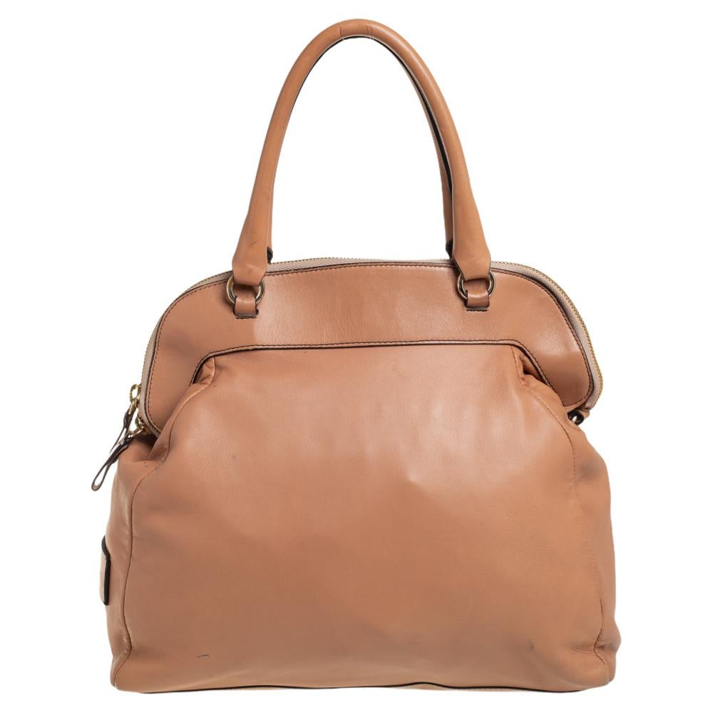 This polished Aphrodite Bow bag by Valentino will surely meet all your expectations. Crafted beautifully, it comes in beige and is accented with a notable bow at the front. Crafted from leather into an elegant design, it is a must-have in every