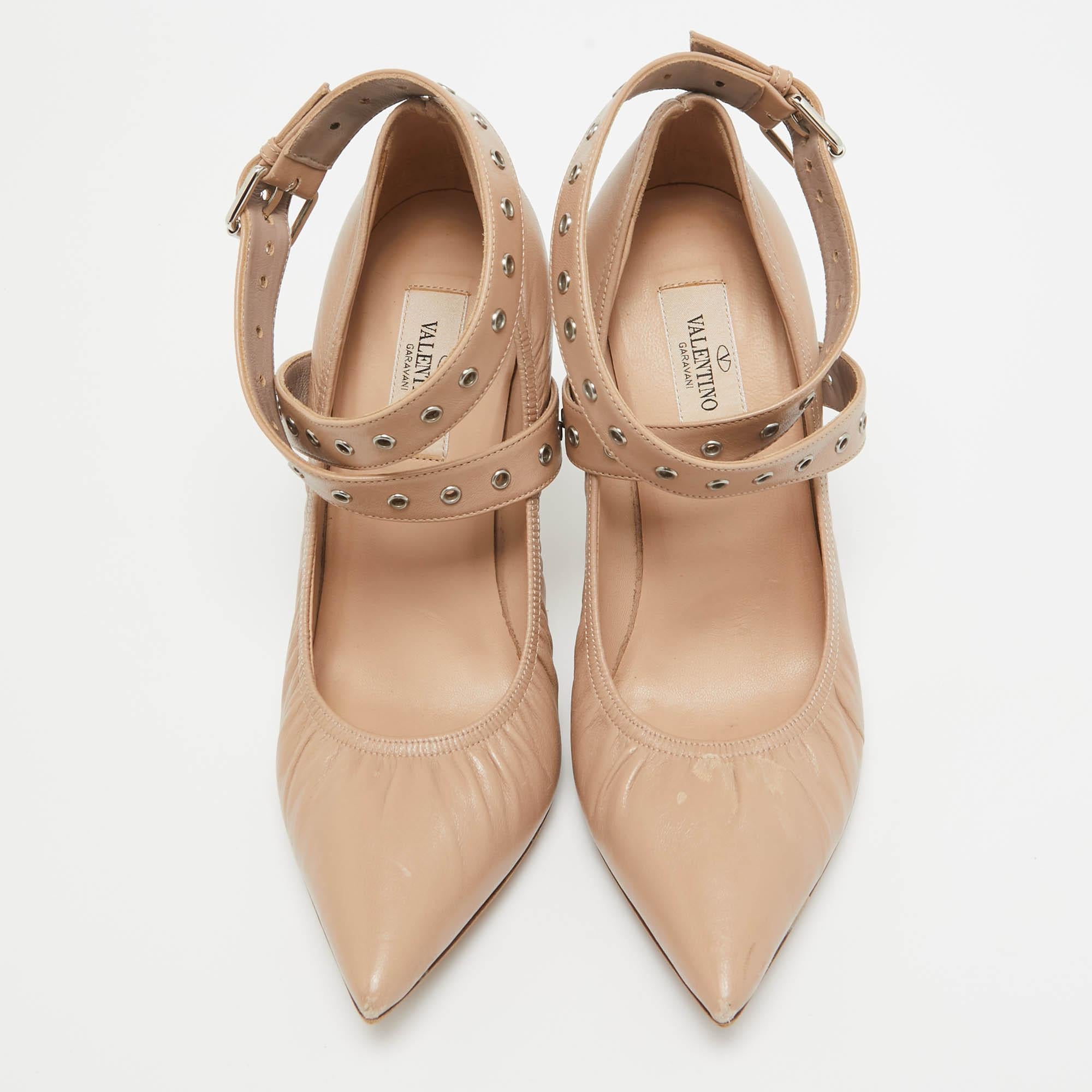 Valentino Beige Leather Buckle Detail Pointed Toe Pumps Size 38 In Good Condition For Sale In Dubai, Al Qouz 2