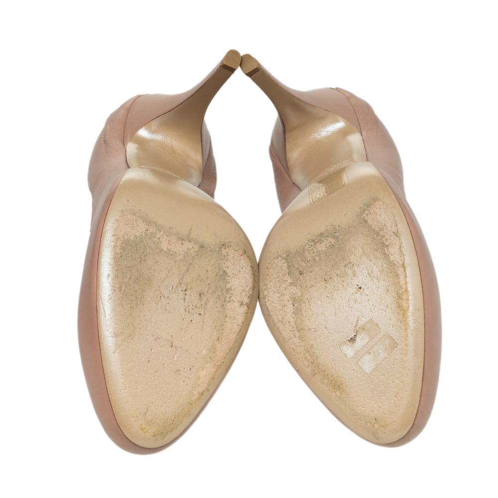 Bombas de plataforma con adornos de piel beige Valentino Talla 39.5 en Bueno Estado en Dubai, Al Qouz 2