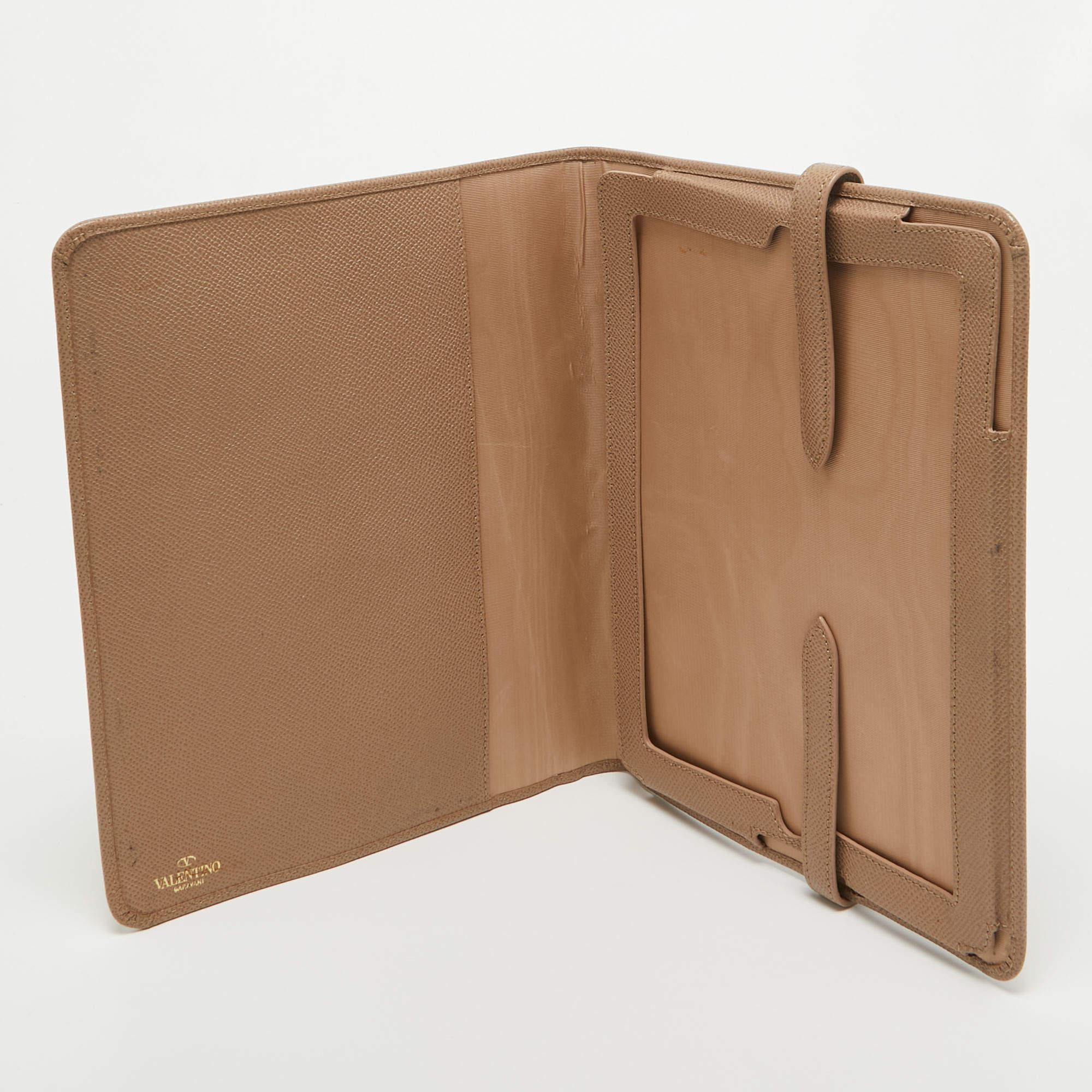 A stylish accessory for your iPad, this case is not just visually appealing, but also highly useful. Crafted from beige leather, this iPad cover comes with a logo plaque.