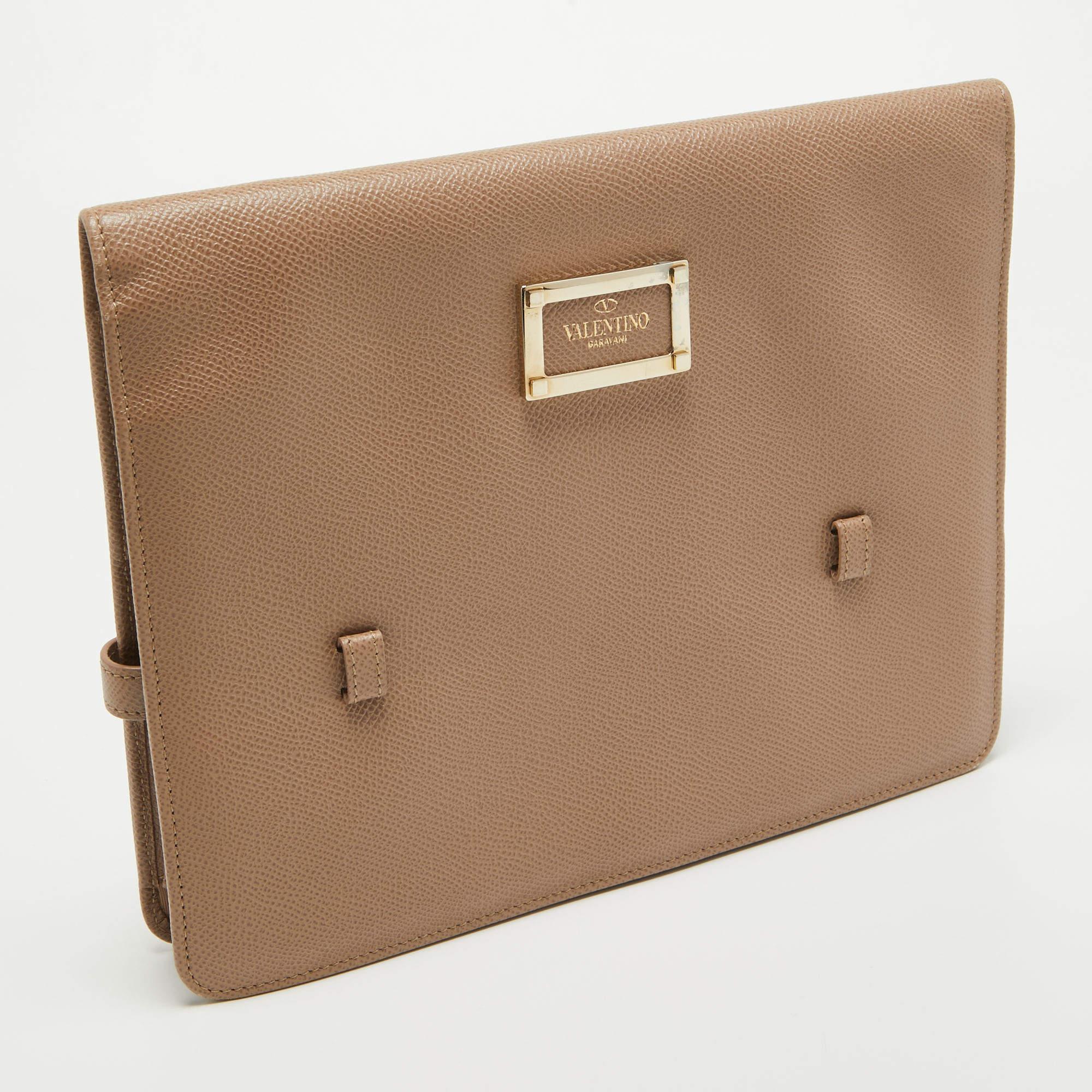 Valentino Beige Leather Flap iPad Cover In Good Condition For Sale In Dubai, Al Qouz 2