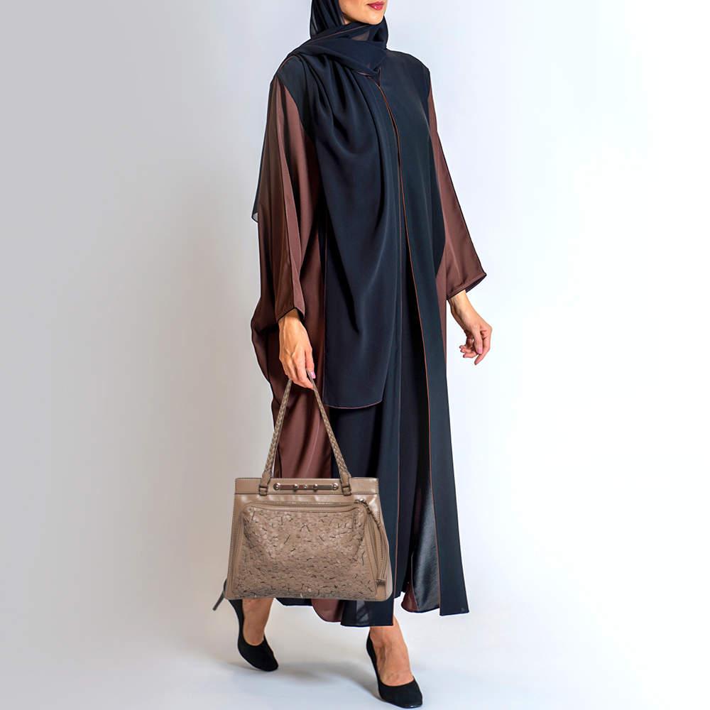 Valentino Beige Leather Floral Appliqué Demetra Tote In Fair Condition In Dubai, Al Qouz 2