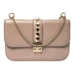 Valentino Sac à rabat en cuir beige Rockstud Glam Lock de taille moyenne