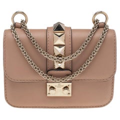 Valentino - Mini sac à bandoulière en cuir beige à fermeture éclair Rockstud Glam Lock