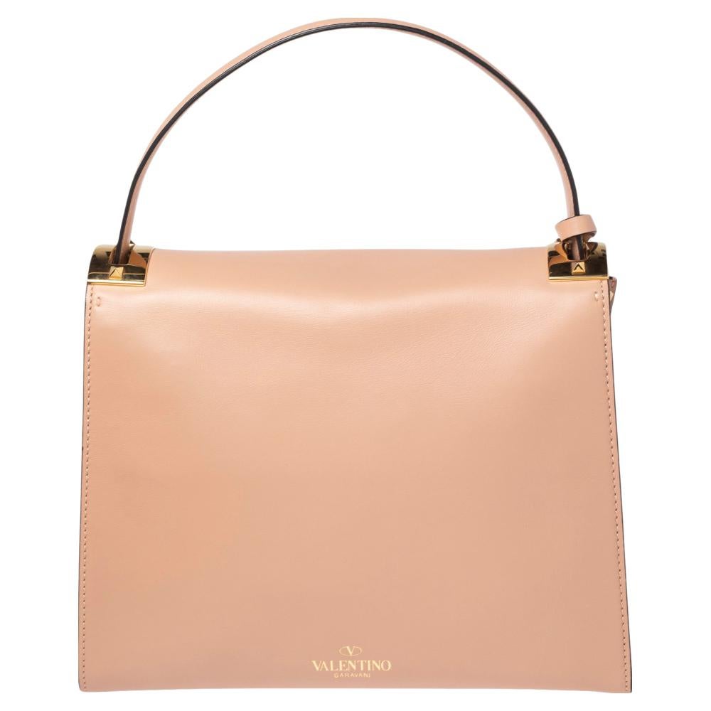 This My Rockstud bag from Valentino is here to make all your handbag dreams come true. Meticulously crafted from leather, this bag simply delights not only with its appeal but its structure as well. It is held by a single handle, as well as a