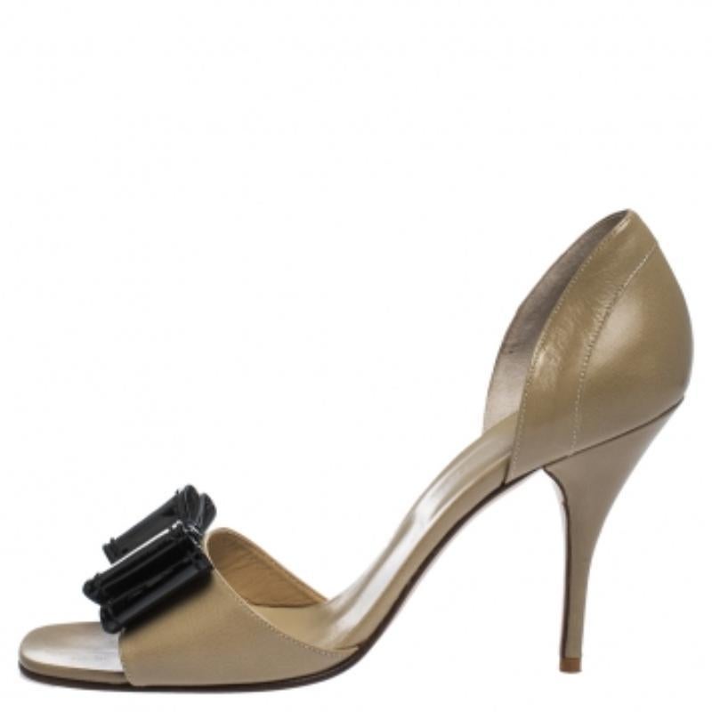 Dieses von Valentino entworfene Paar Pumps aus Leder ist sehr feminin. Setzen Sie mit diesem Paar beigefarbener D'Orsay-Pumps auf dem Weg zu Ihrer nächsten Veranstaltung ein gewagtes Stil-Statement. Sie sind mit Leder gefüttert und mit schwarzen