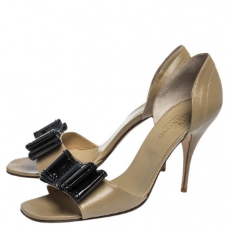 Valentino Beige Leder Patent Schleife verschönert D'orsay Open Toe Pumps Größe 40 im Angebot 4