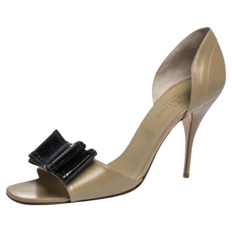 Valentino Beige Leder Patent Schleife verschönert D'orsay Open Toe Pumps Größe 40 im Angebot