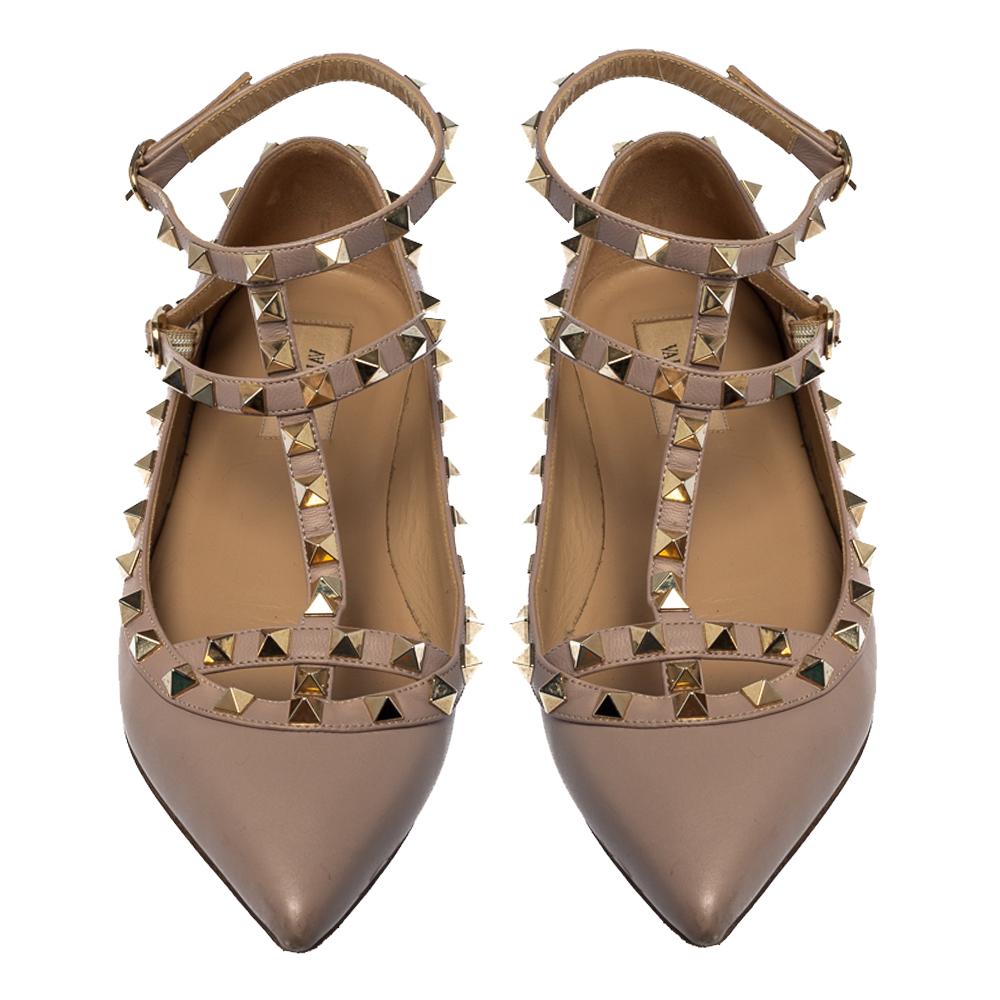 Make a fashion statement with these Valentino Rockstud ballet flats that have been designed to keep you in comfort. Crafted from beige leather and highlighted with gold-tone studs, the flats are complete with pointed toes and leather-lined