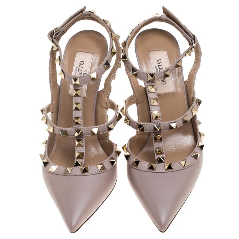 Instantly recognisable and absolutely stunning, the Rockstud sandals from Valentino are one of the most iconic styles from the label. These beige sandals are even more appealing owing to their classy and elegant feel. They've been crafted from