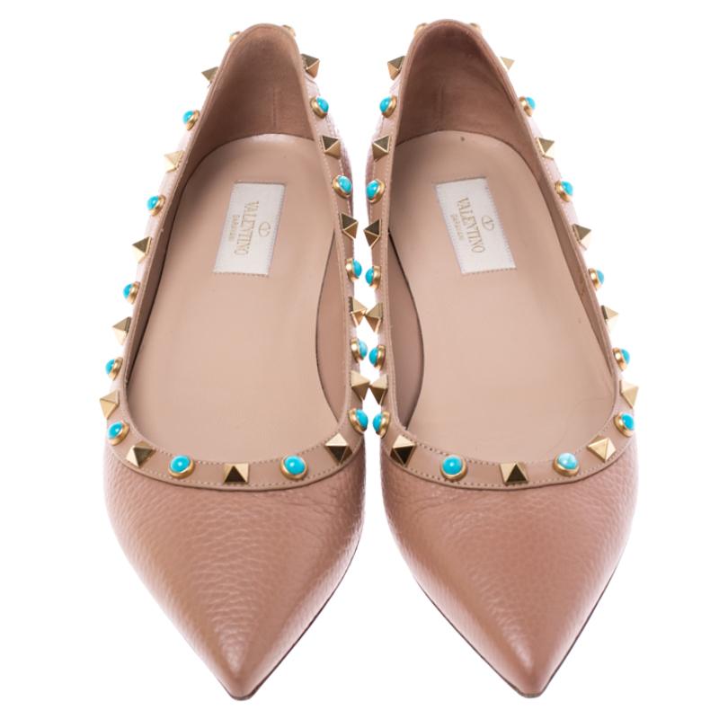 These Valentino flats are crafted from leather and they are gorgeous! They come flaunting pointed toes, leather insoles made to assist you with ease, and their iconic Rockstuds along the top. We believe these ballet flats have been purposely created