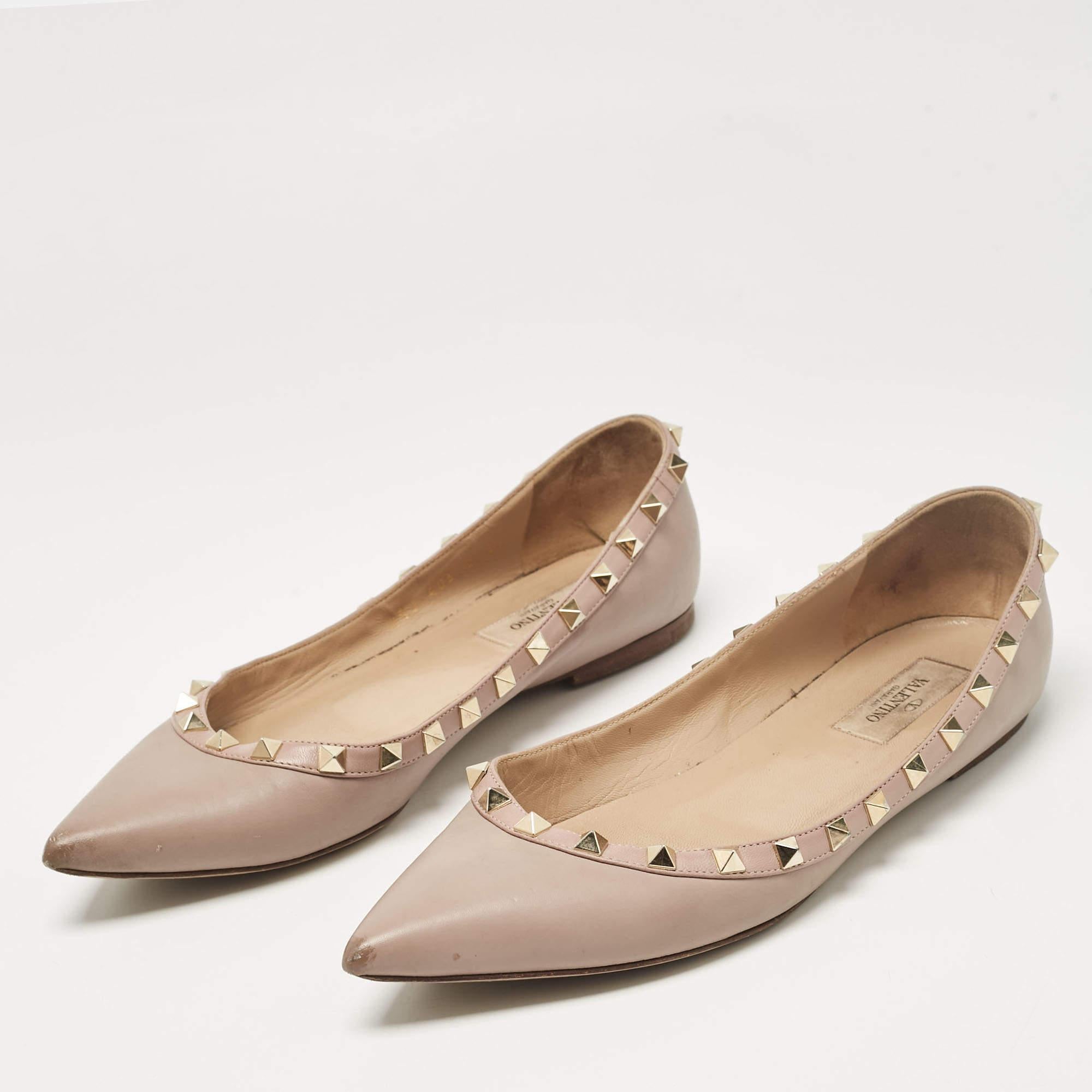 Complete your look by adding these designer ballet flats to your lovely wardrobe. They are crafted skilfully to grant the perfect fit and style.