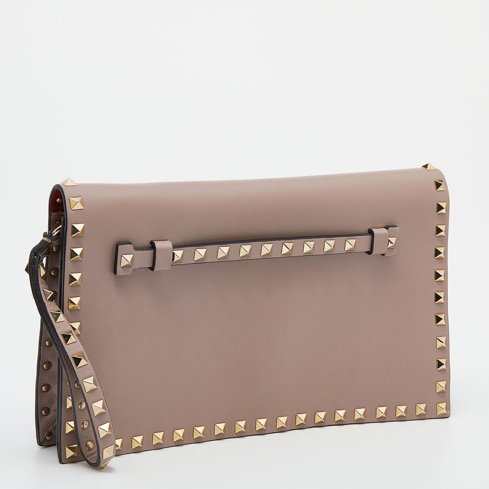 Valentino Beige Leather Rockstud Clutch In Good Condition In Dubai, Al Qouz 2