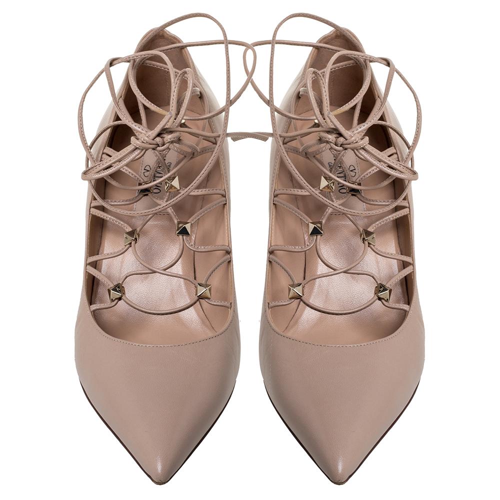 Flaunt your love for fashion when you wear these pumps from Valentino. This beautiful pair of leather pumps have lace-ups all over the uppers enhanced with gold-tone Rockstuds. These stylish sandals are lined with leather and have 5.5 cm high