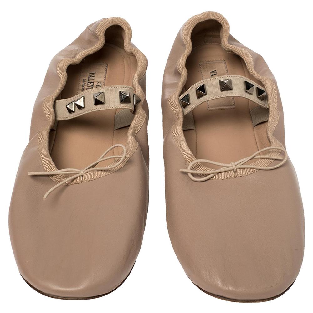 You know you are going to have a blissful day the moment you put these ballet flats on. They are a Valentino creation, meticulously crafted from leather. The pair carries a beige shade and is complete with a Mary-Jane strap that flaunts the