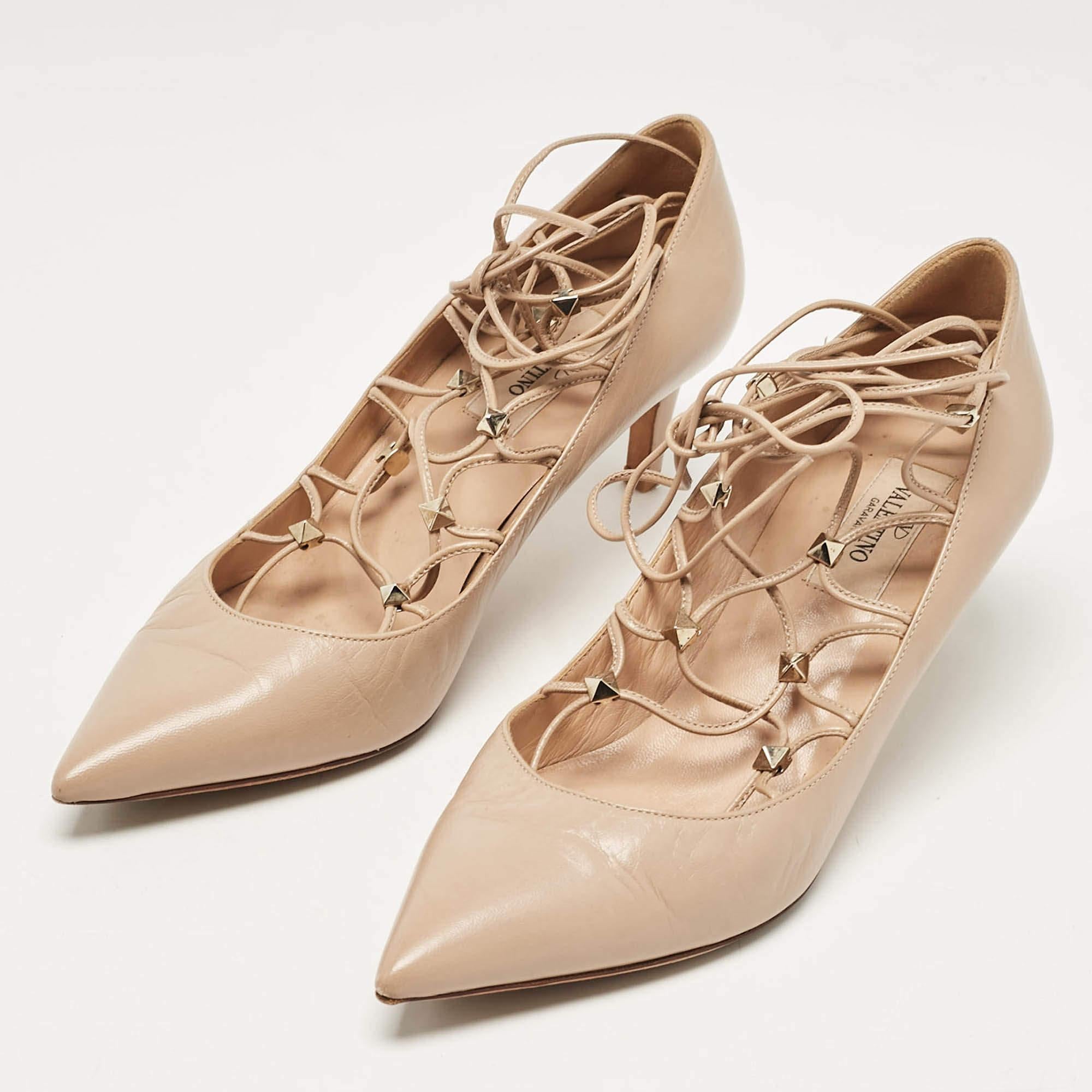 Faites preuve de chic avec ces escarpins de créateur. Ils présentent des talons robustes et des semelles durables  parfait pour vos sorties à la mode