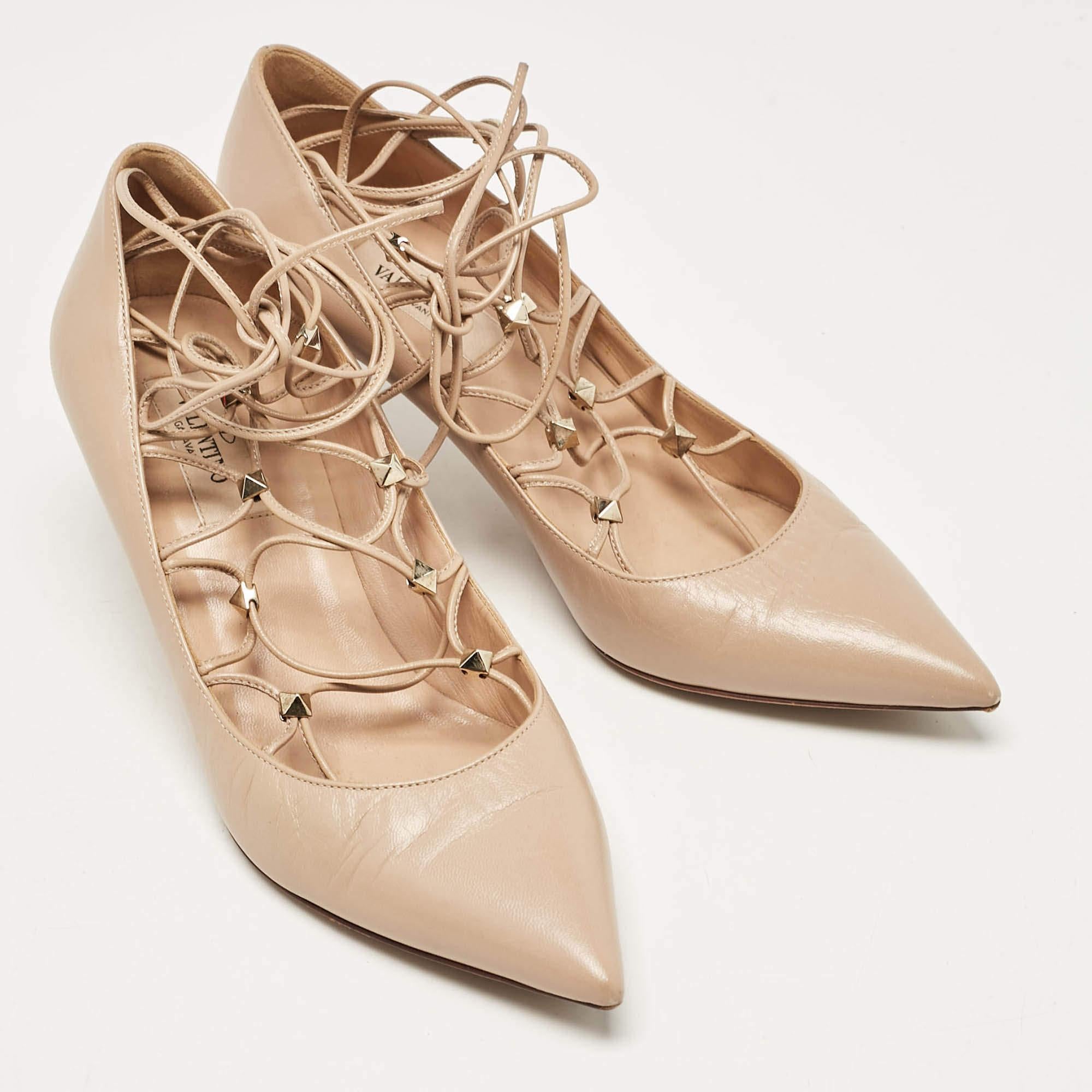Valentino escarpins Rockstud en cuir beige, taille 36.5 Bon état à Dubai, Al Qouz 2