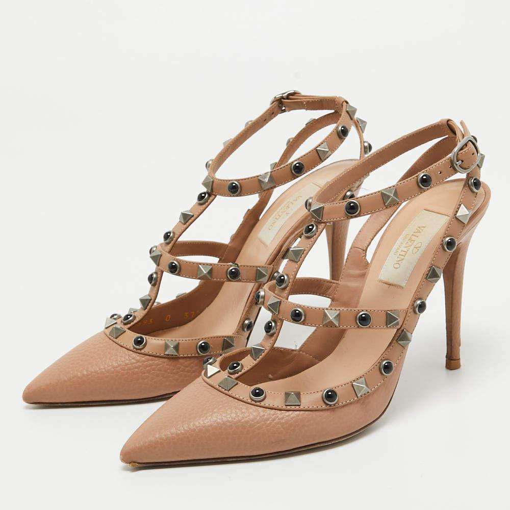This pair of Valentino pumps is uniquely designed and makes for a distinct appearance. Created from quality materials, it is enriched with classic elements and signature Rockstuds.


