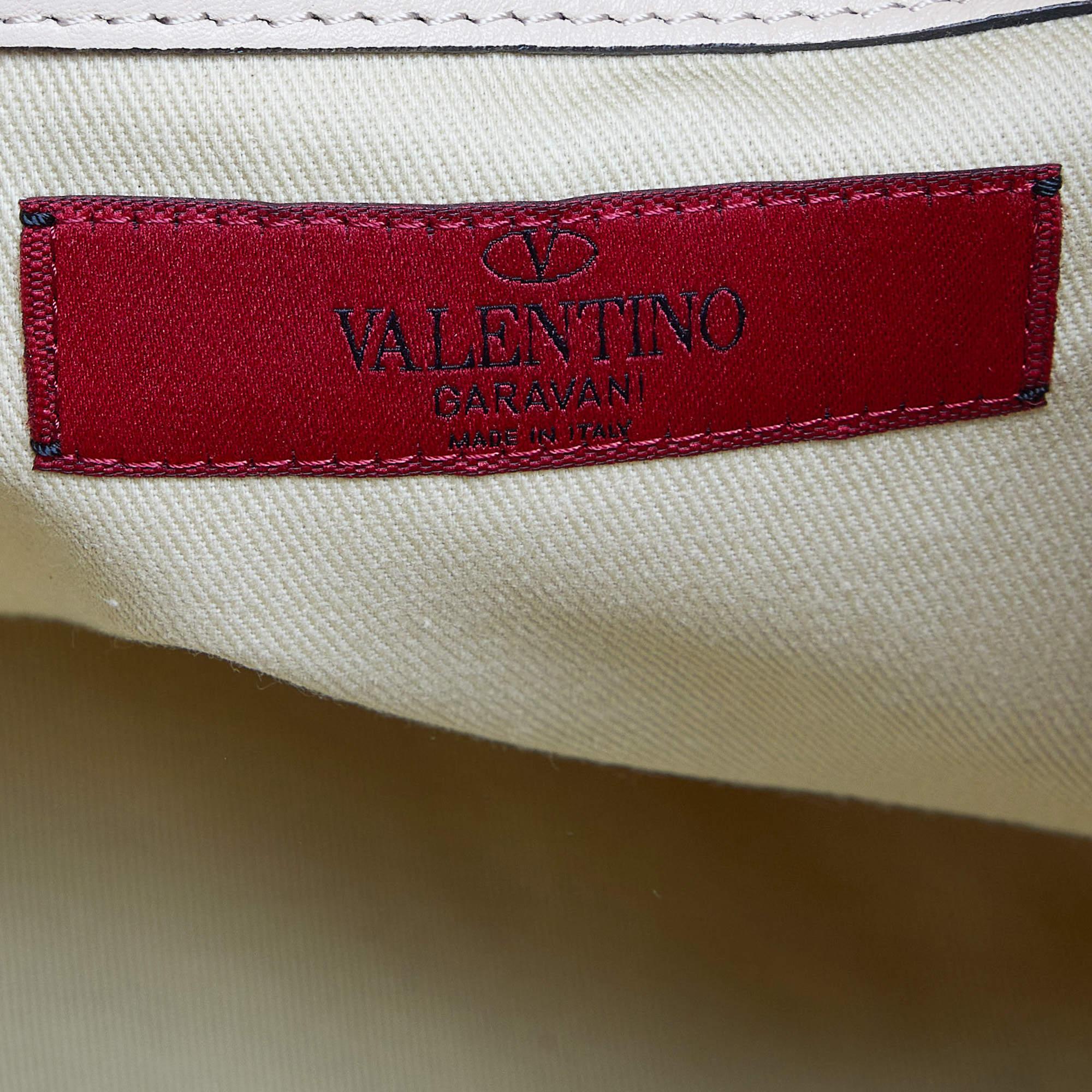 Valentino Beige Leather Rockstud Shopper Tote In Good Condition In Dubai, Al Qouz 2