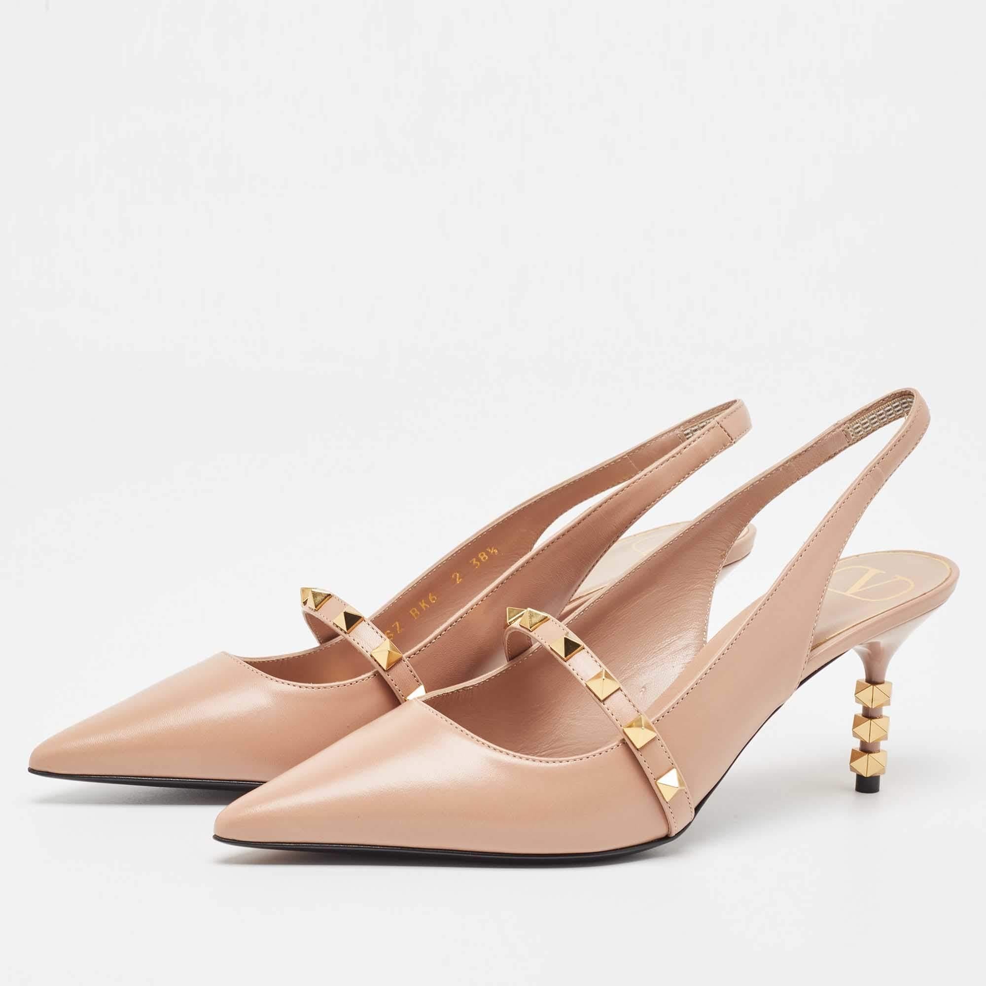 Exhibit an elegant style with this pair of Valentino beige pumps. These elegant shoes are crafted from quality materials. They are set on durable soles and sleek heels.

