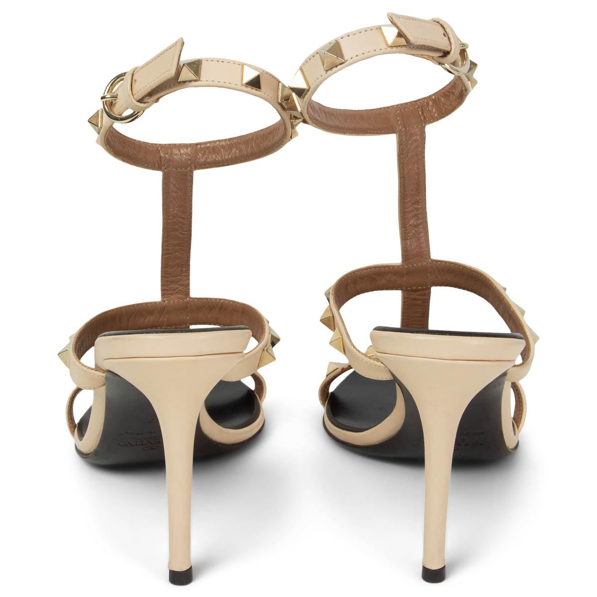 VALENTINO beige leather ROCKSTUD T-STRAP Sandals Shoes 37 In Good Condition For Sale In Zürich, CH