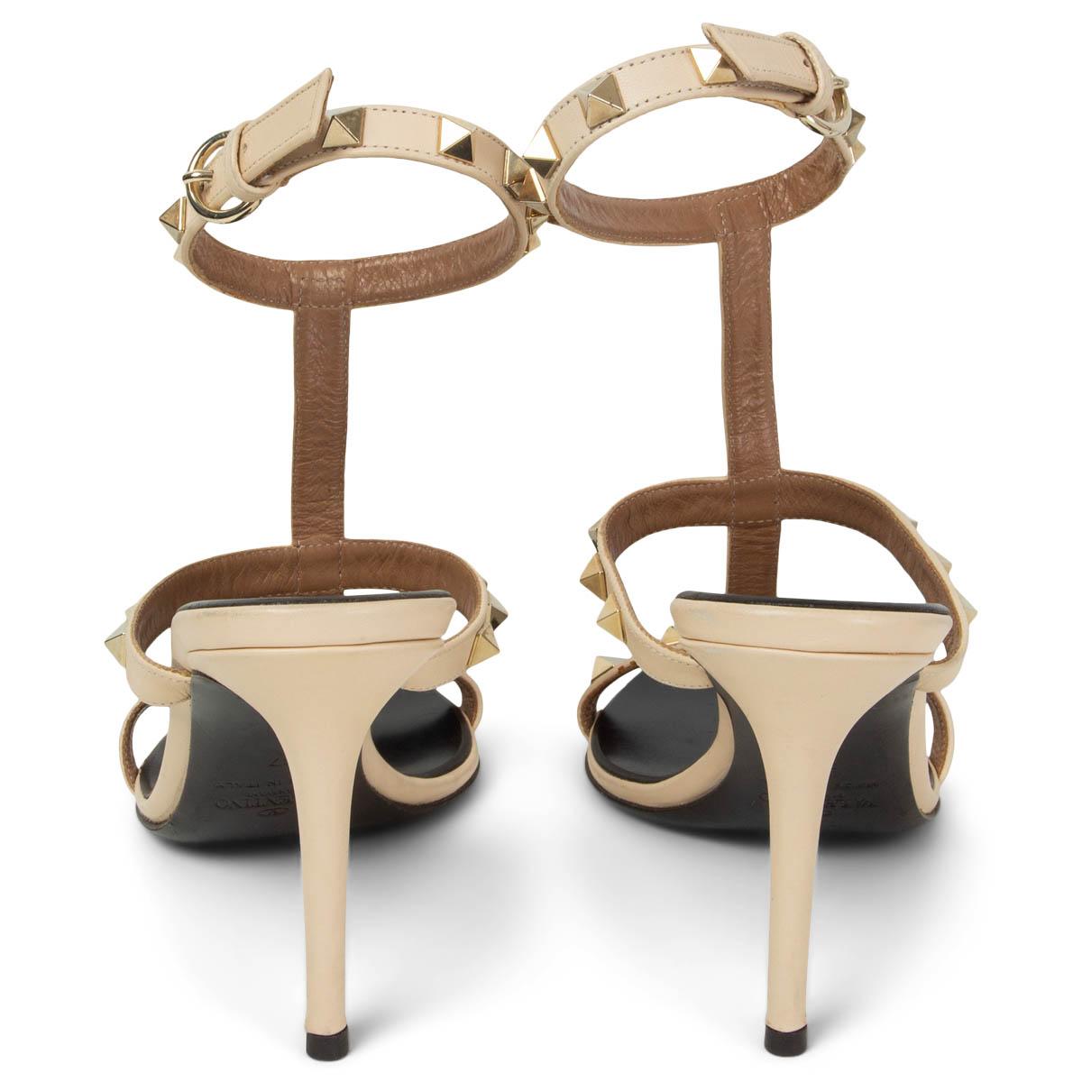 VALENTINO Sandali ROCKSTUD T-STRAP in pelle beige Scarpe 37 In condizioni buone in vendita a Zürich, CH