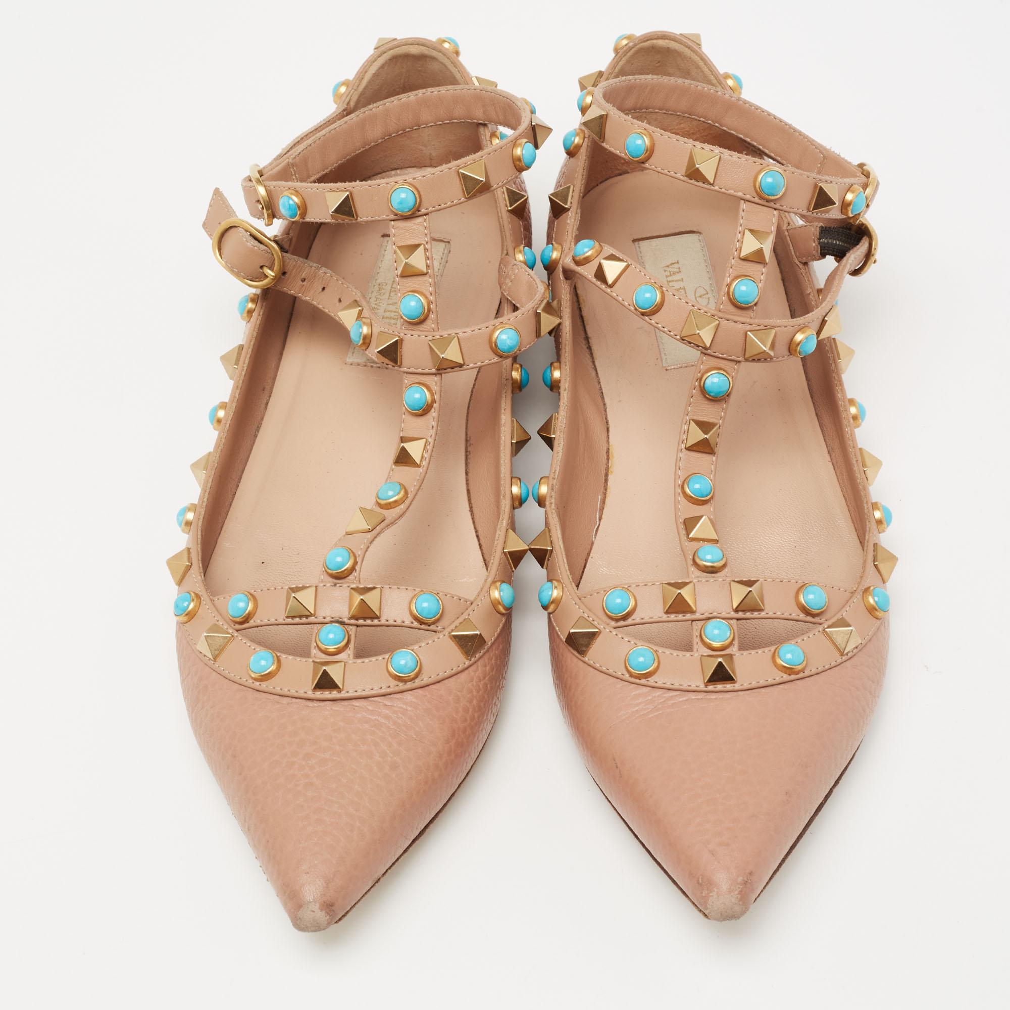 This Valentino design is not just widely popular but it is also the dream of every shoe lover. These flats are crafted from leather and they are soul-crushingly gorgeous! They come flaunting pointed toes, insoles made to assist you with beauty, and