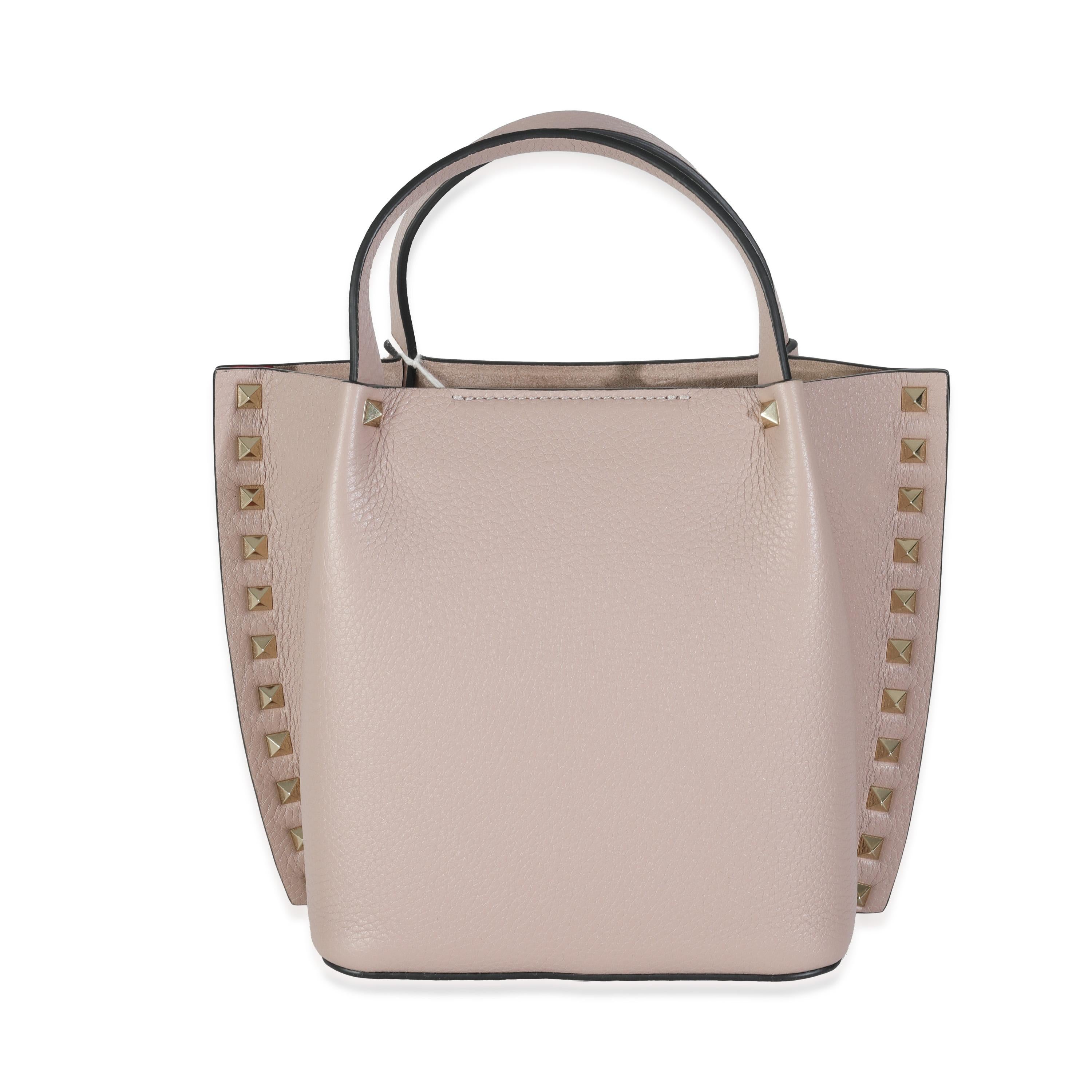 Titolo dell'inserzione: Valentino Beige Pelle Piccolo Rockstud Top Handle Tote
SKU: Z144540
Condizioni: Usato 
Descrizione della condizione: Caratterizzata dagli ornamenti Rockstud tipici di Valentino, la Rockstud Spike è dotata di un cinturino a