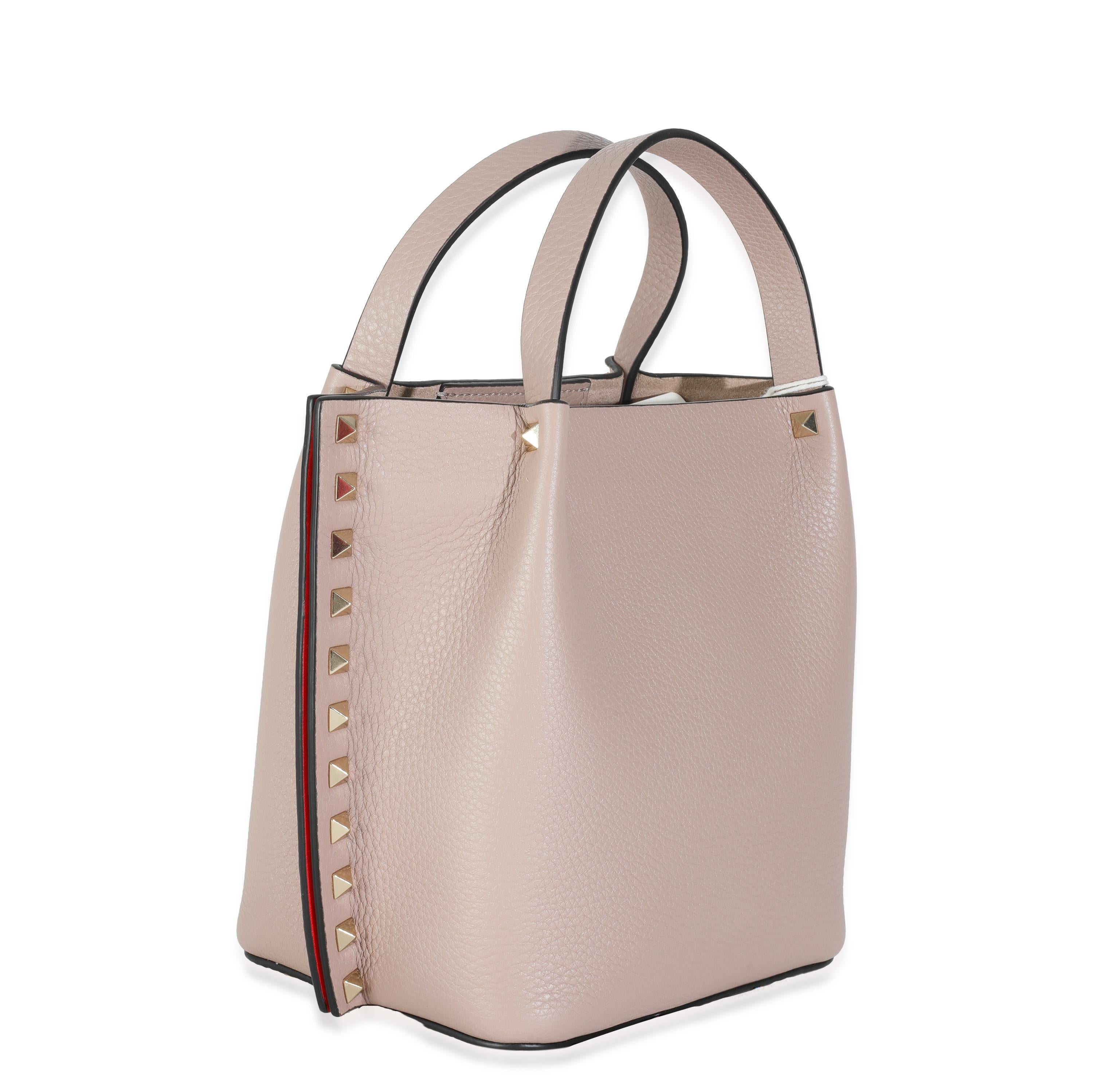 Beige Valentino Tote piccola Rockstud in pelle beige con manico superiore in vendita