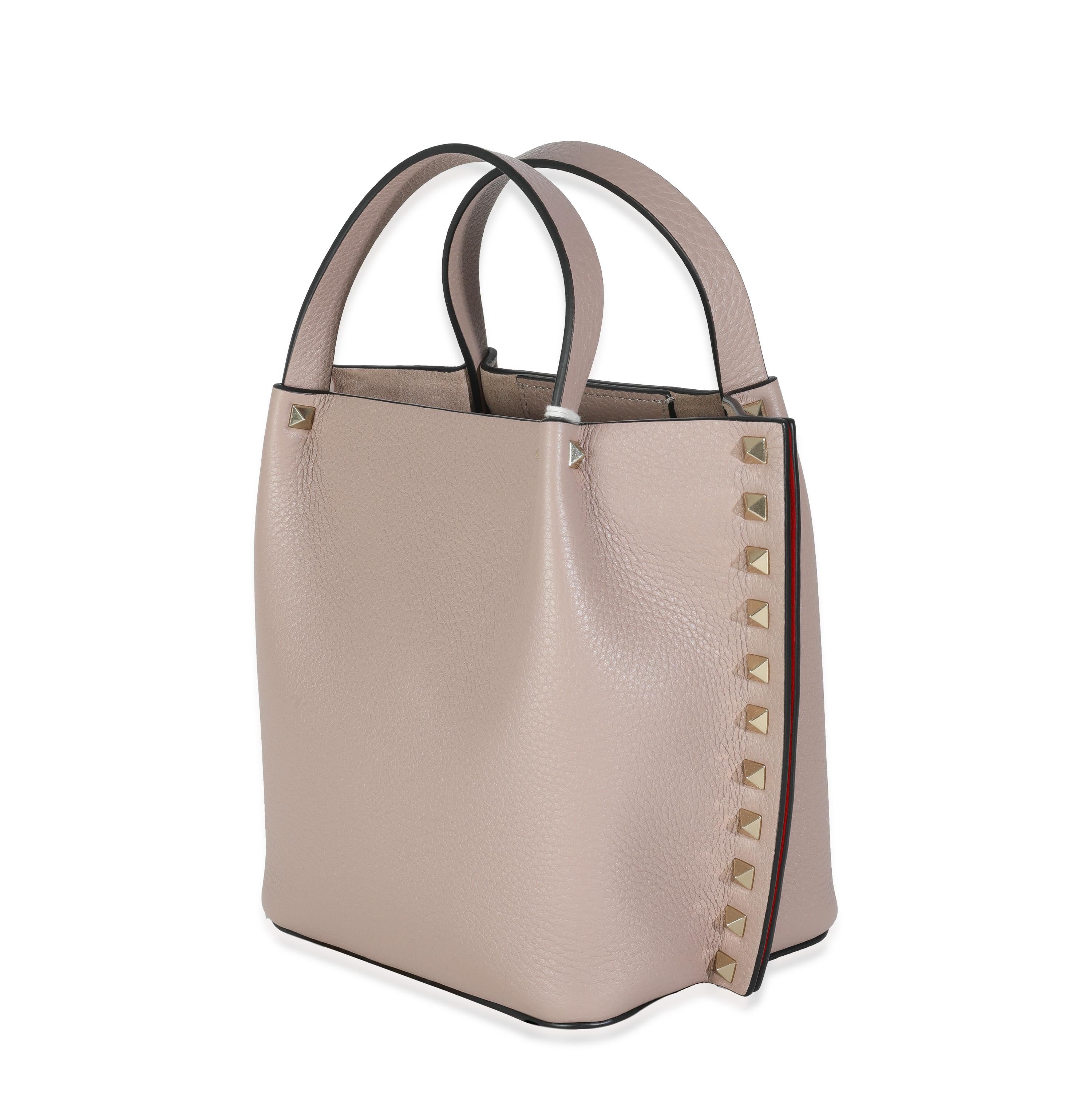 Valentino Tote piccola Rockstud in pelle beige con manico superiore In condizioni ottime in vendita a New York, NY