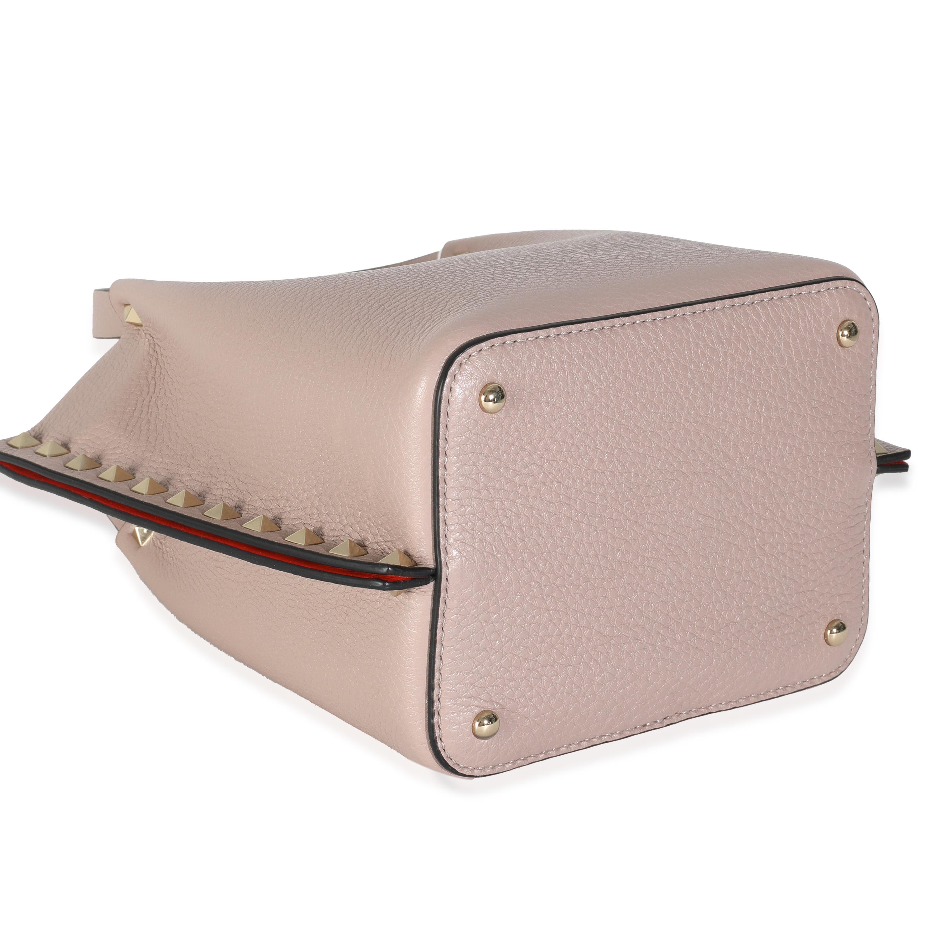 Valentino Tote piccola Rockstud in pelle beige con manico superiore in vendita 2