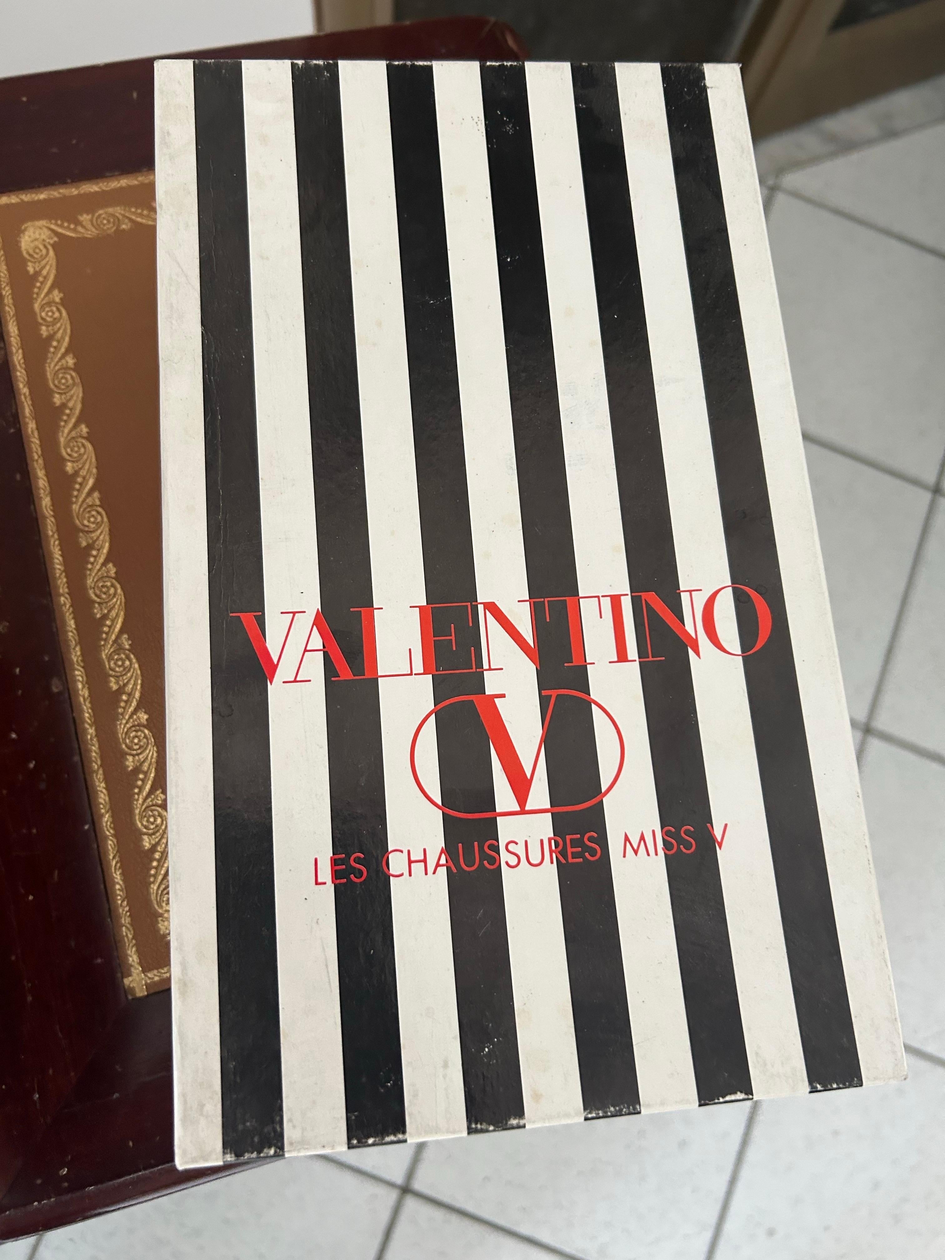 Valentino Vintage-Schuhe aus den 90er Jahren, Farbe beige. 100% Leder, Lackspitze. Sehr guter Zustand. Der Verkauf umfasst die Originalverpackung.

Länge der Sohle: 24.5 cm
Absatzhöhe: 3 cm