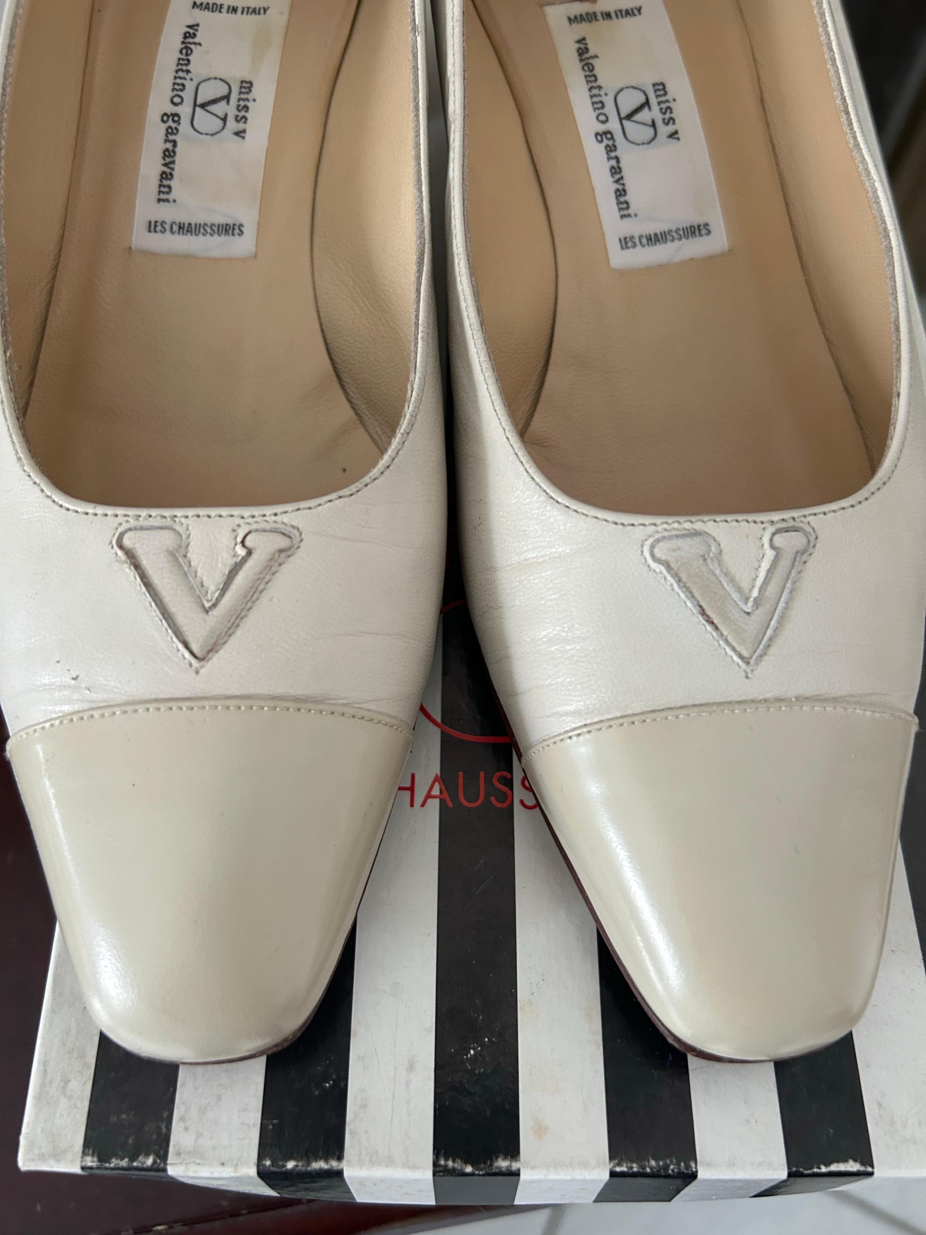 Valentino Beige Leder Vintage Decollete Schuhe 1980s Damen im Angebot